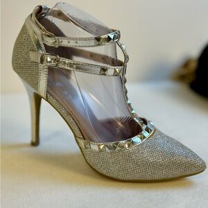 Rue 21 Women’s shimmering silver stiletto heels featuring a pointed toe / Sz 7/8